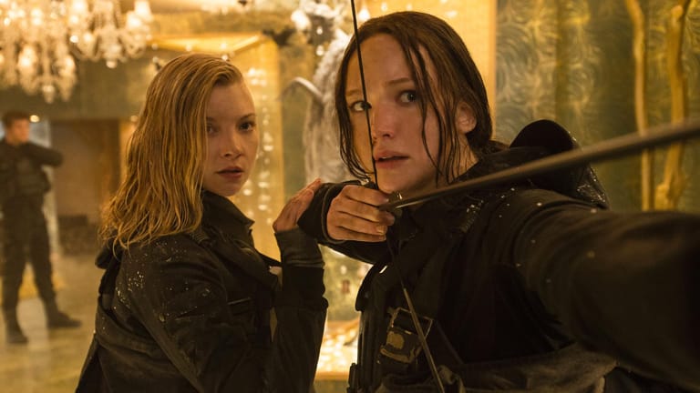 Bereit für das große Finale: Cressida (Natalie Dormer, l) und Katniss Everdeen (Jennifer Lawrence, r).