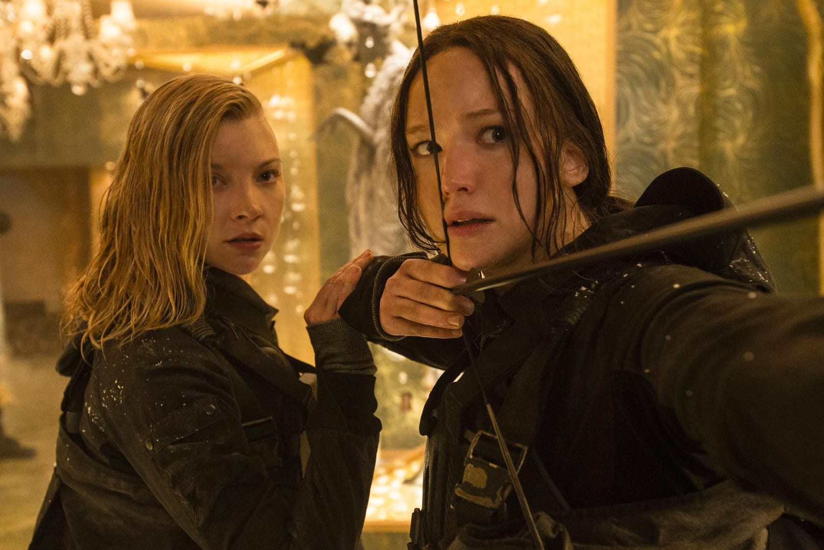 Bereit für das große Finale: Cressida (Natalie Dormer, l) und Katniss Everdeen (Jennifer Lawrence, r).