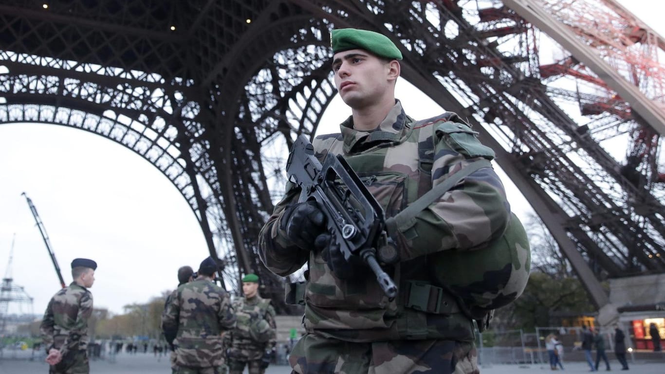 Französischer Soldat patroulliert nach den Anschlägen am Eiffelturm.