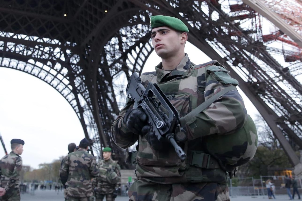 Französischer Soldat patroulliert nach den Anschlägen am Eiffelturm.