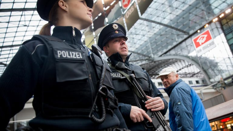 Die Polizeipräsenz wurde in Deutschland schon erhöht. Die Ausrufung des Notstandes hätte drastischere Folgen.