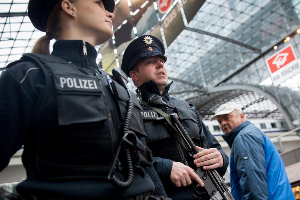 Die Polizeipräsenz wurde in Deutschland schon erhöht. Die Ausrufung des Notstandes hätte drastischere Folgen.