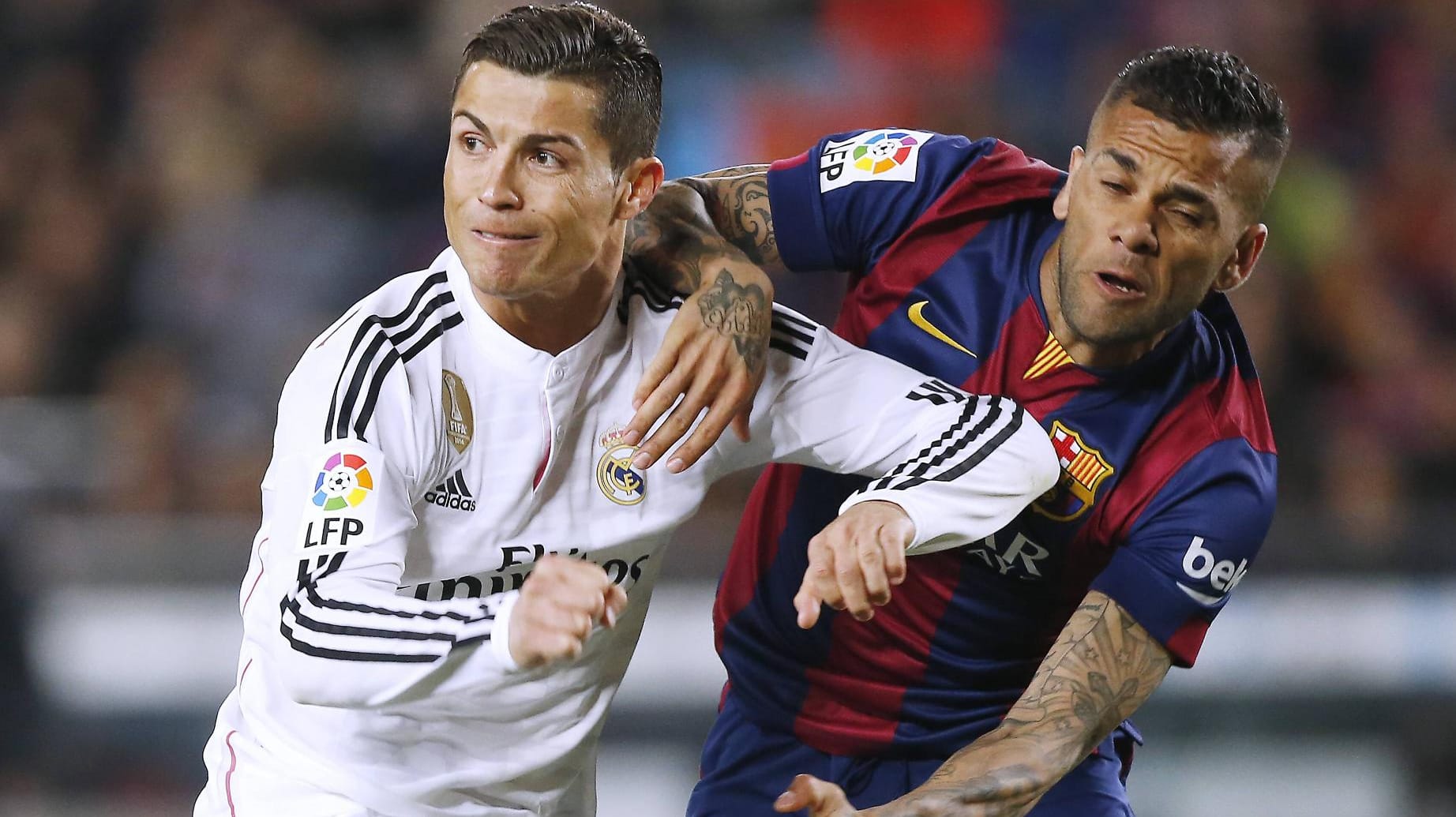 Real-Star Cristiano Ronaldo (li.) und Dani Alves vom FC Barcelona behaken sich im Zweikampf. Real-Star Cristiano Ronaldo (li.) und Dani Alves vom FC Barcelona behaken sich im Zweikampf.