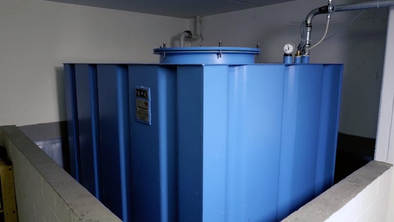 Ist der Tank leer, wird er zunächst entlüftet. Bei standortgefertigten Tanks wie diesem steigt der Monteur danach in den Tank und wischt ihn aus. Batterietankanlagen werden demontiert und die einzelnen Tanks ausgespült.