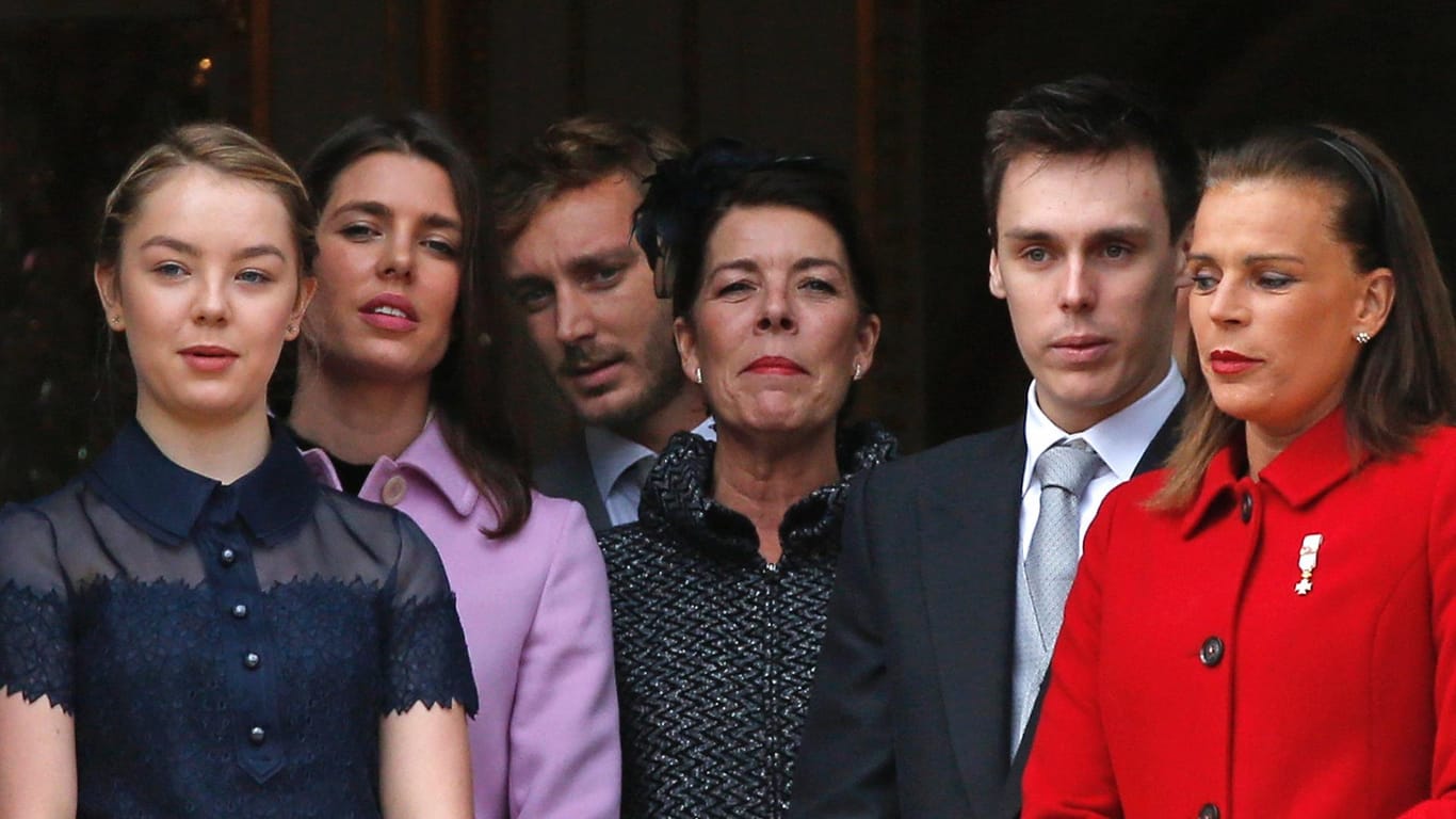Die Familie versammelte sich für eine Schweigeminute in Gedenken an die Opfer der Anschläge in Paris: Prinzessin Alexandra von Hannover, Charlotte Casiraghi, Pierre Casiraghi, Prinzessin Caroline von Hannover, Louis Ducruet und Prinzessin Stephanie von Monaco.