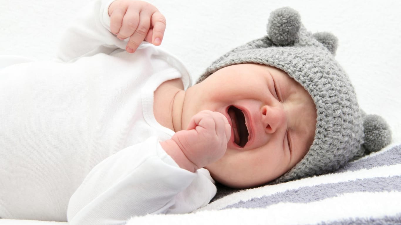 Babys weinen niemals, um die Eltern zu ärgern oder herumzuscheuchen. Daher sollte man sie auch nicht einfach schreien lassen.