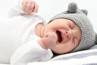 Babys weinen niemals, um die Eltern zu ärgern oder herumzuscheuchen. Daher sollte man sie auch nicht einfach schreien lassen.
