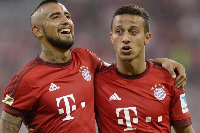 Arturo Vidal (li.) wäre gegen Schalke die rustikale Option eines Thiago-Ersatzes.