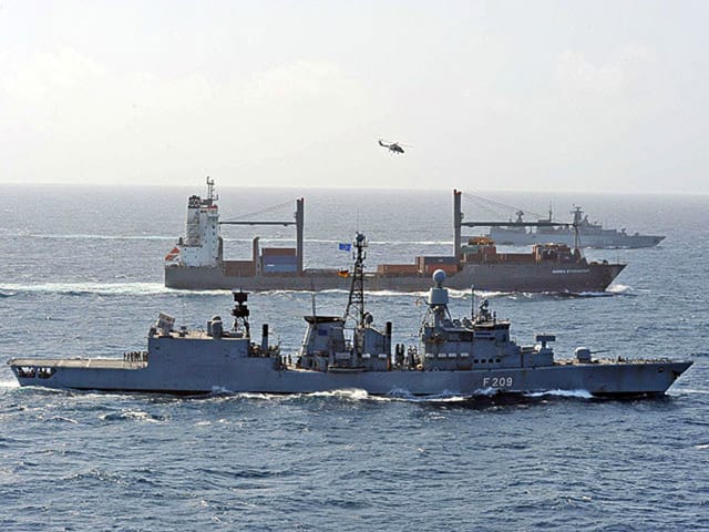 Zwei Bundesmarine-Schiffe eskortieren die "Hansa Stavanger".