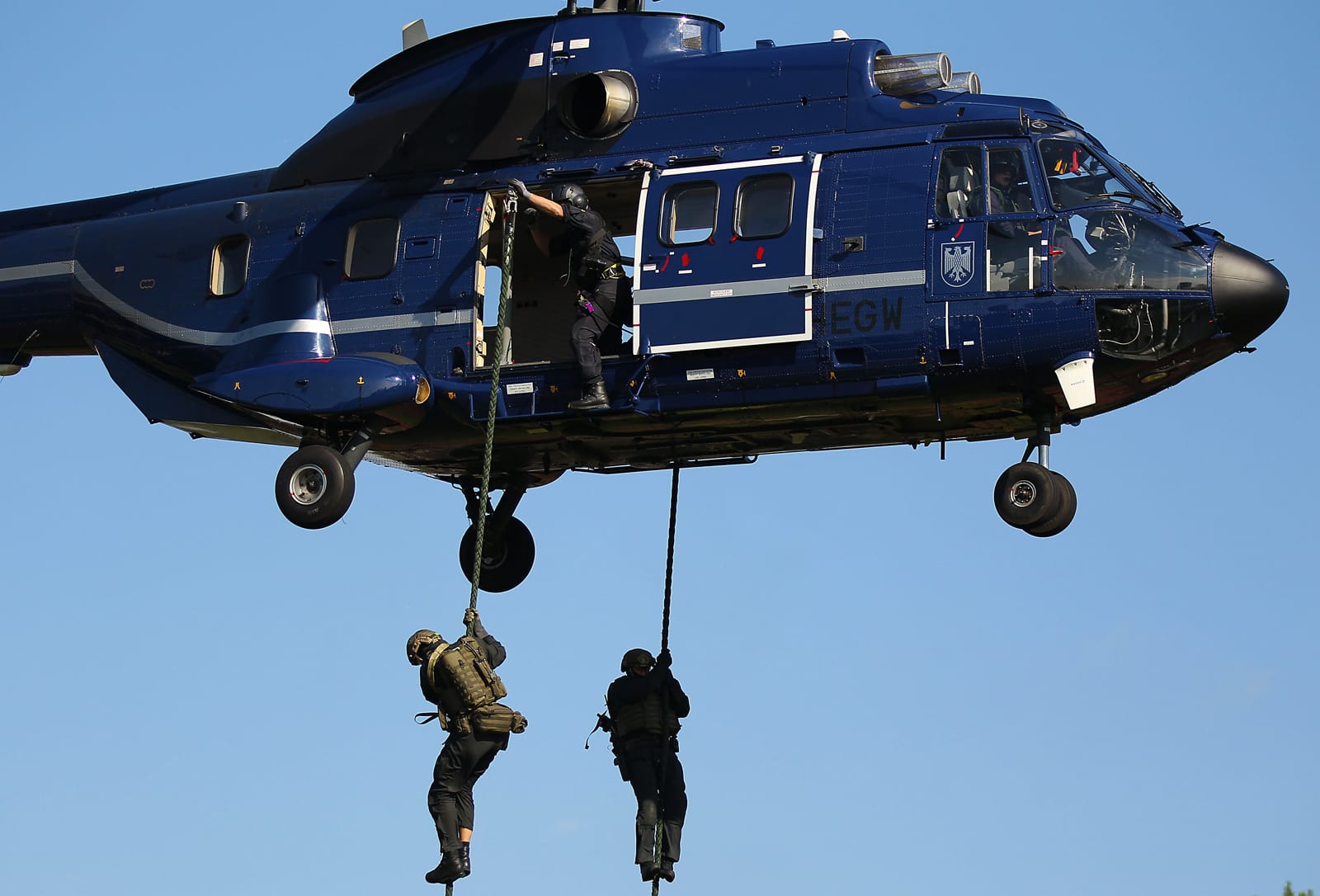 Mit einem Hubschrauber können die Polizisten der GSG 9 schnell und effizient an einer Einsatzstelle abgesetzt werden.