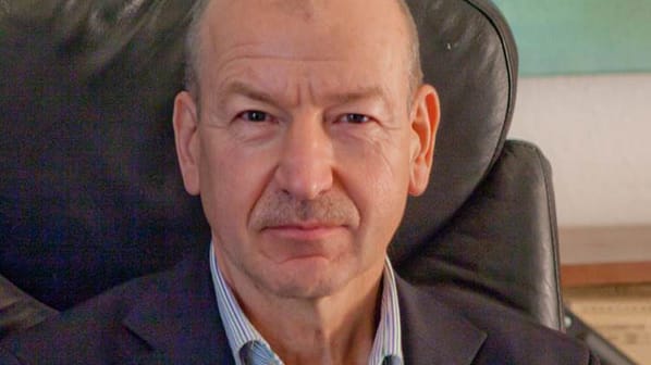 Der renommierte Frankfurter Familienrechtsanwalt Dr. Wolfgang Spinner-Ahnert hat unzählige Männer in Scheidungsverfahren vertreten. Er rät beiden Seiten dringend ab, mit schmutzigen Tricks zu arbeiten – denn das provoziere nur einen Scheidungskrieg mit ungewissem Ausgang.