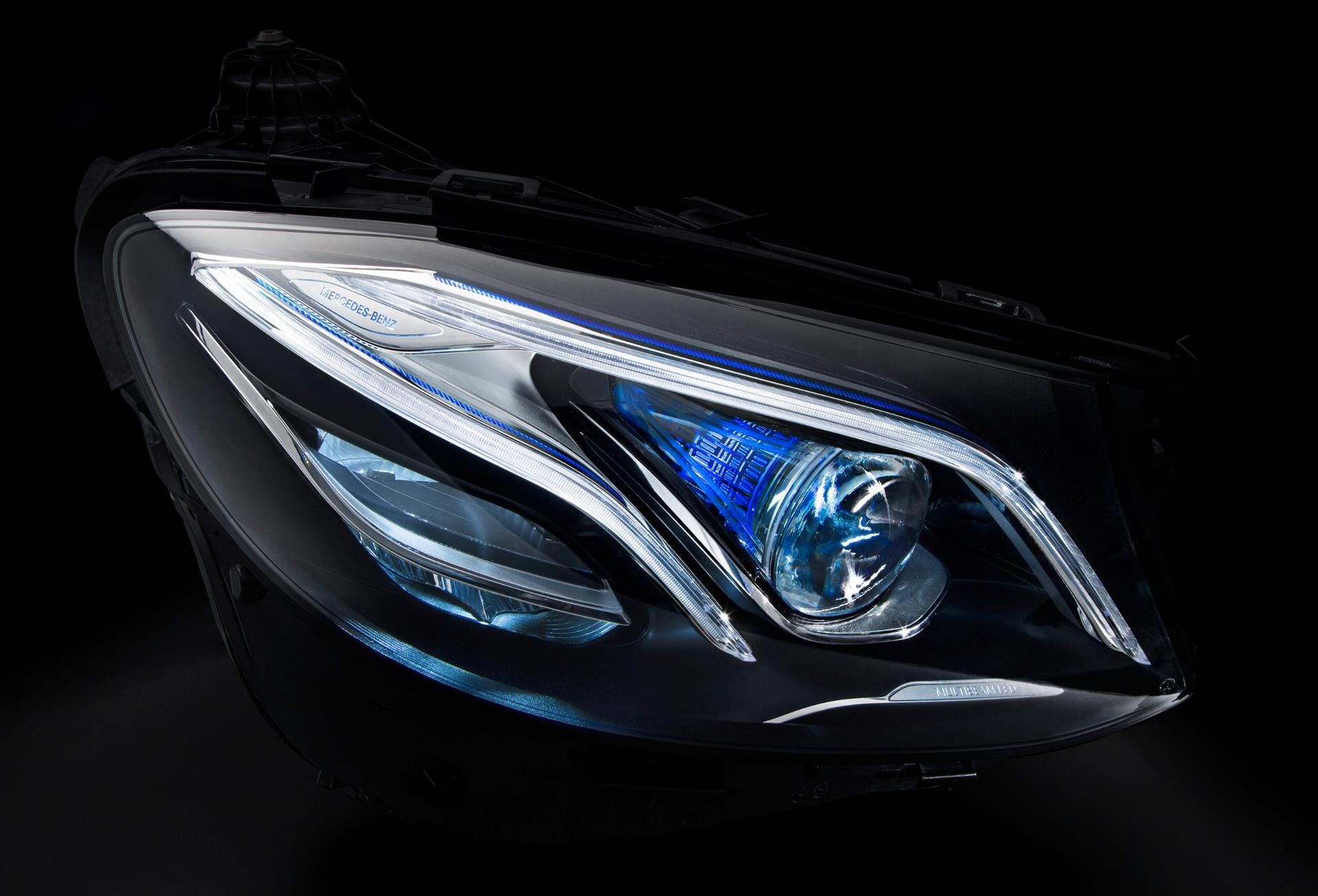 Mercedes hat auch schon Details der neuen E-Klasse veröffentlicht. Hier ein neuer LED-Multibeam-Scheinwerfer.