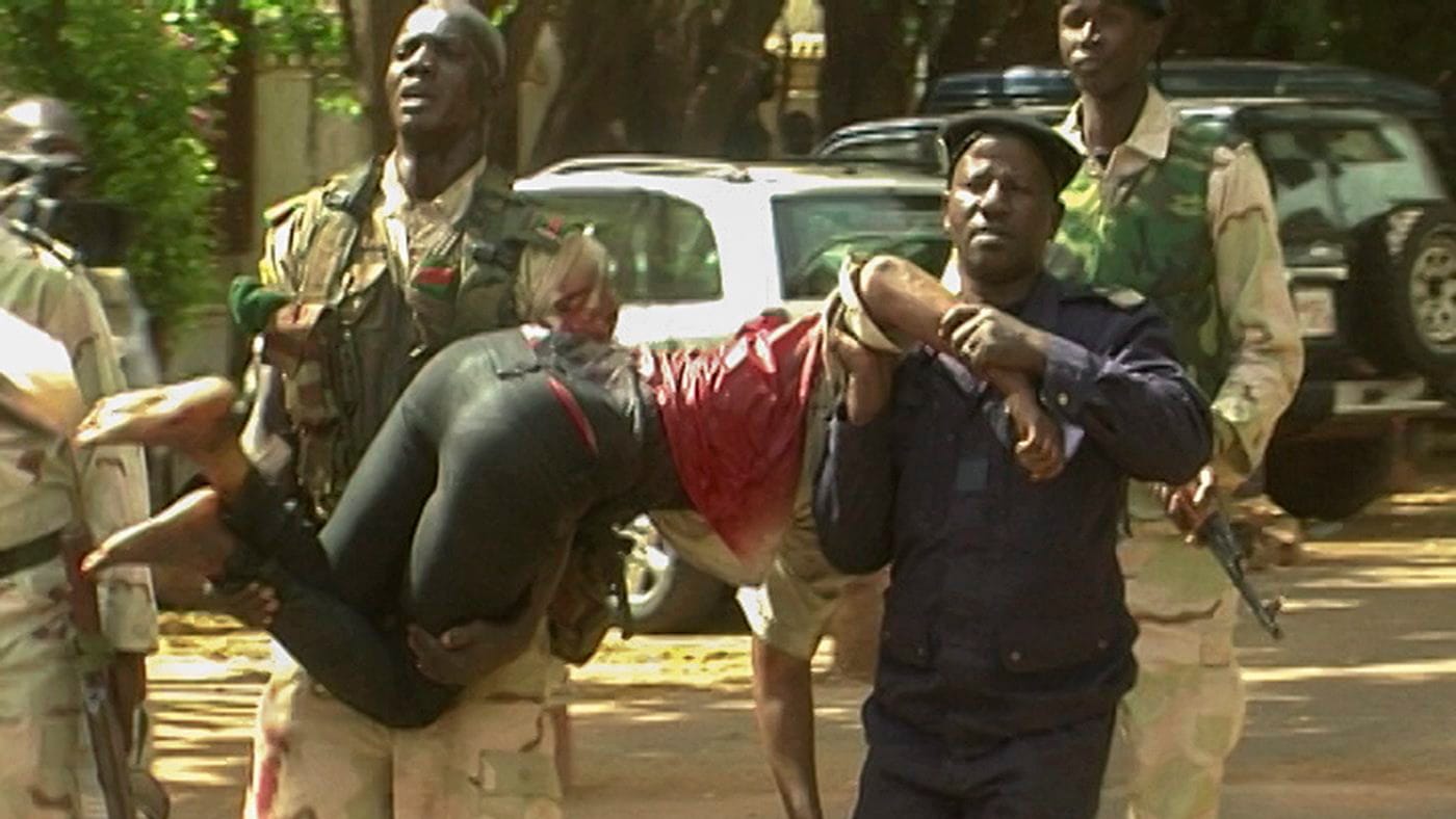 Soldaten tragen eine verletzte Geisel aus dem Radisson-Hotel in Bamako.