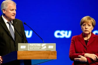 Angela Merkel wurde beim CSU-Parteitag auf offener Bühne von Horst Seehofer zurechtgewiesen.