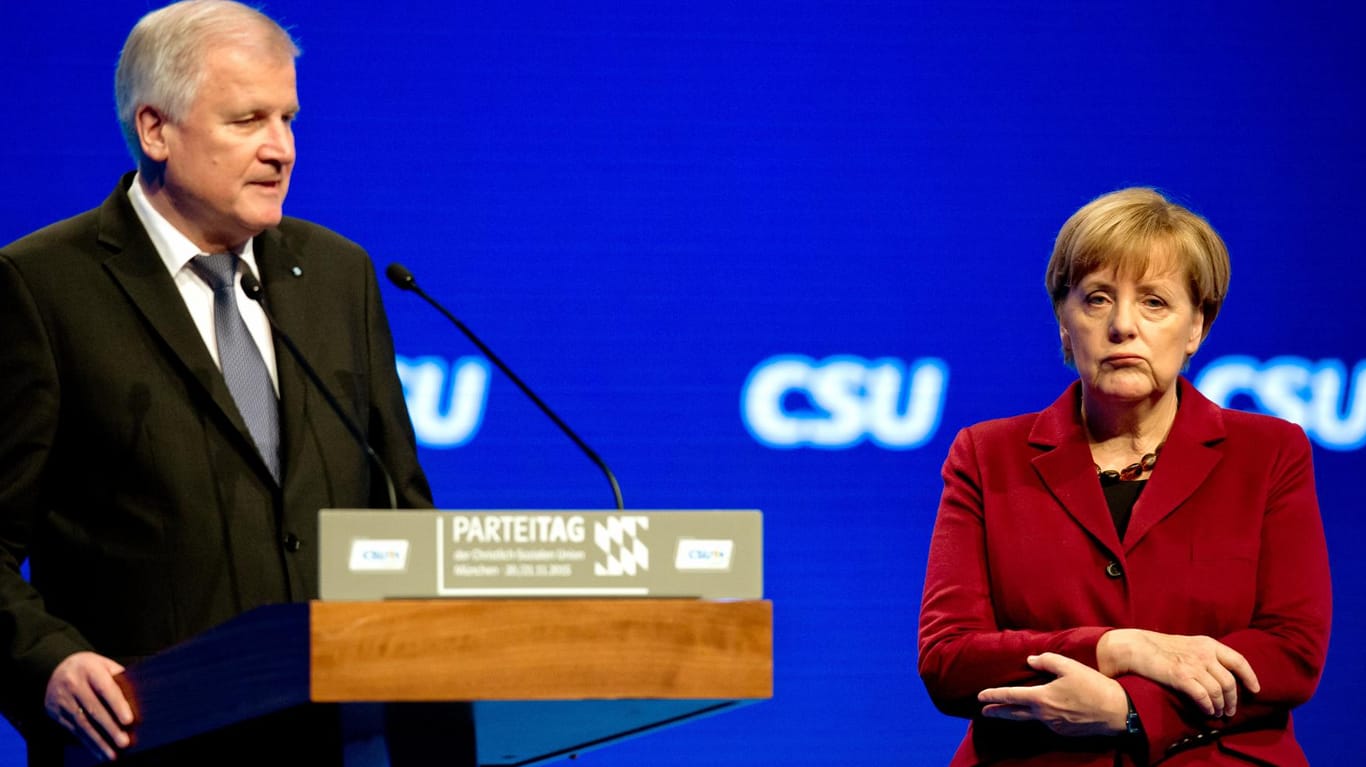 Angela Merkel wurde beim CSU-Parteitag auf offener Bühne von Horst Seehofer zurechtgewiesen.