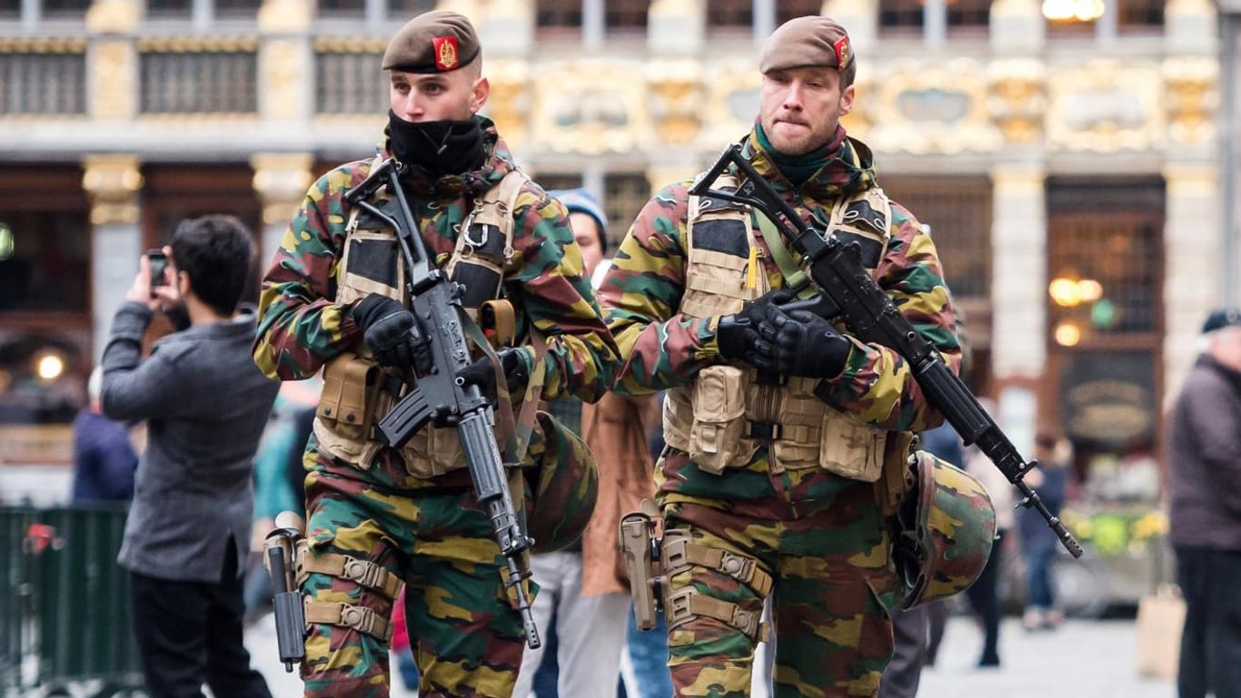 Belgische Soldaten patroullieren im Zentrum von Brüssel.