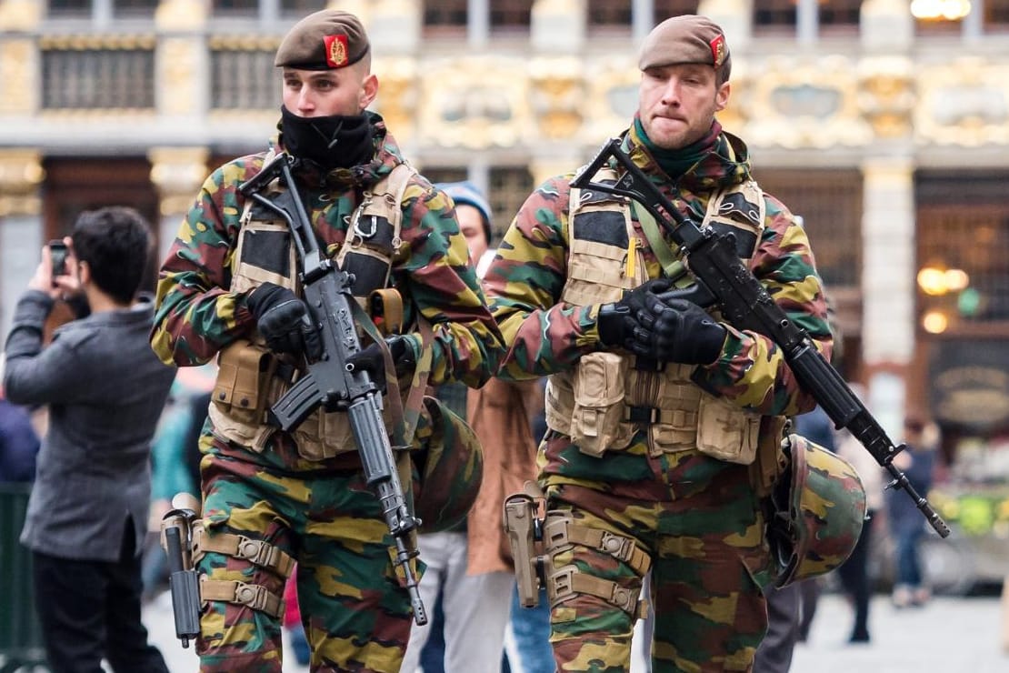 Belgische Soldaten patroullieren im Zentrum von Brüssel.