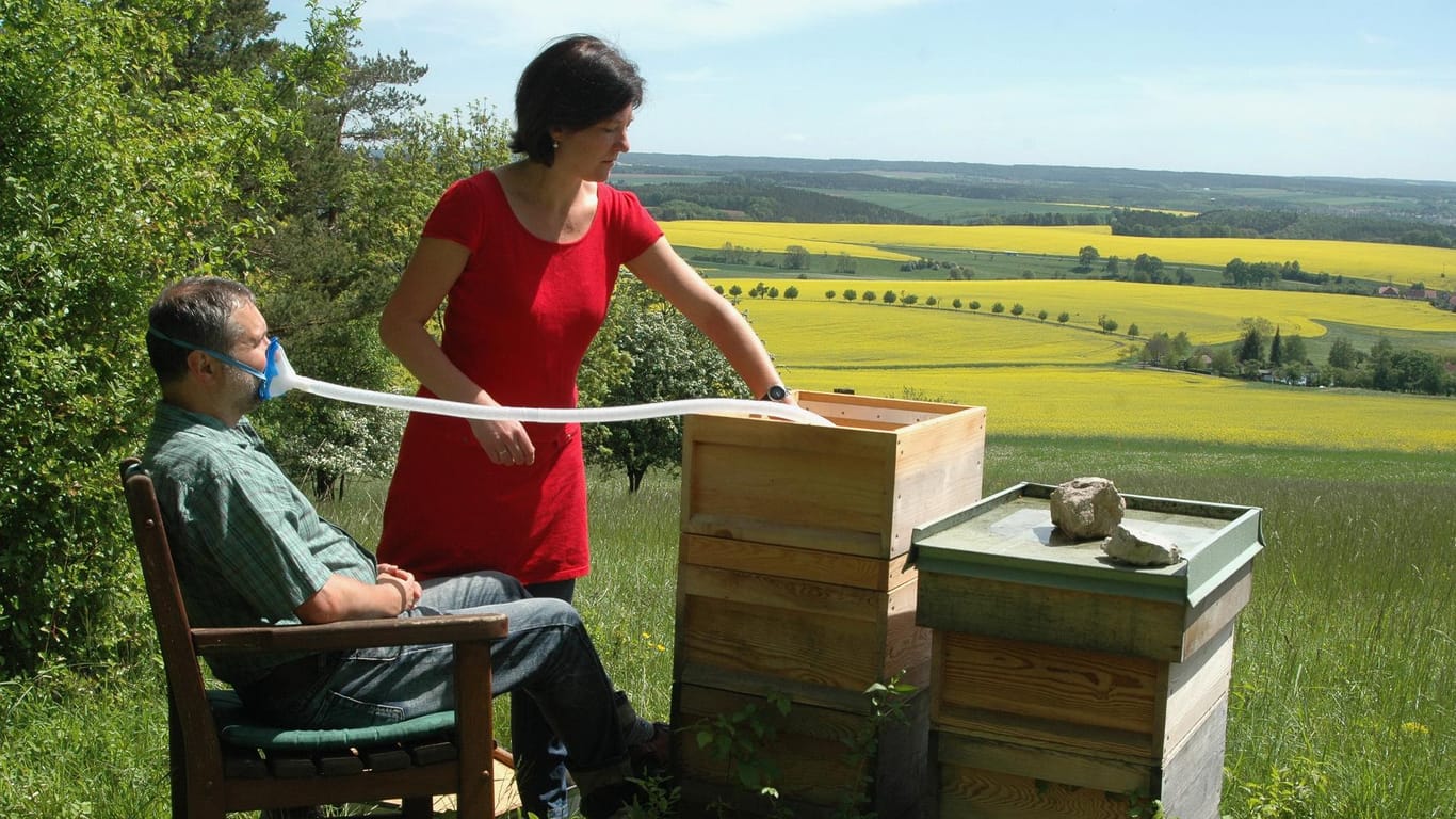 Die Heilpraktikerin Janett Conrad aus Jena führt eine Inhalations-Behandlung mit Bienenluft durch. Behörden haben das jetzt verboten.