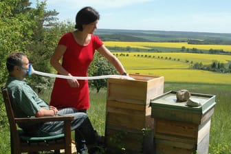 Die Heilpraktikerin Janett Conrad aus Jena führt eine Inhalations-Behandlung mit Bienenluft durch. Behörden haben das jetzt verboten.