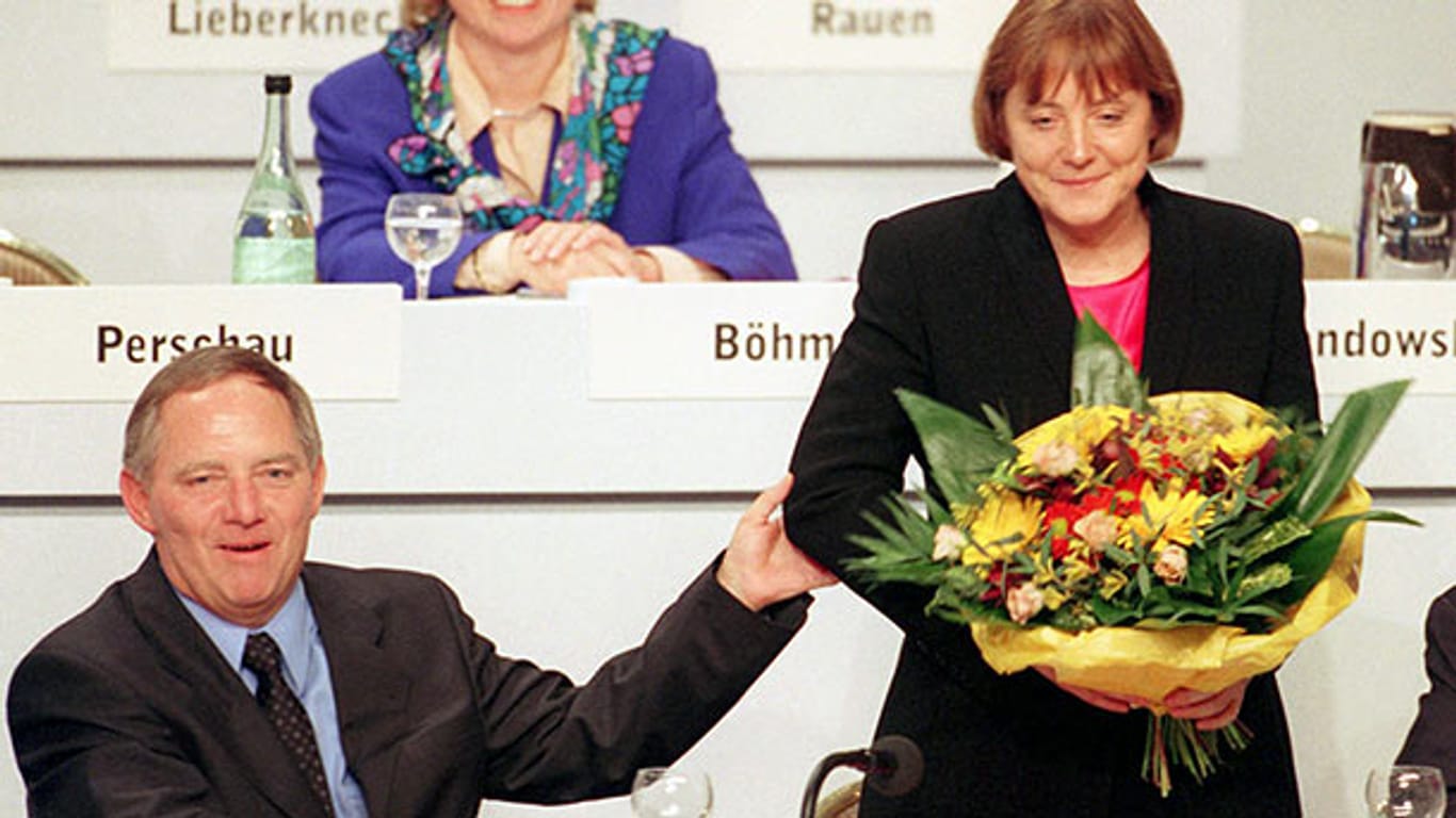 Der neue CDU-Chef Schäuble gratuliert Merkel am 7. November 1998 auf dem CDU-Parteitag in Bonn - sie wurde gerade zur Generalsekretärin gewählt.