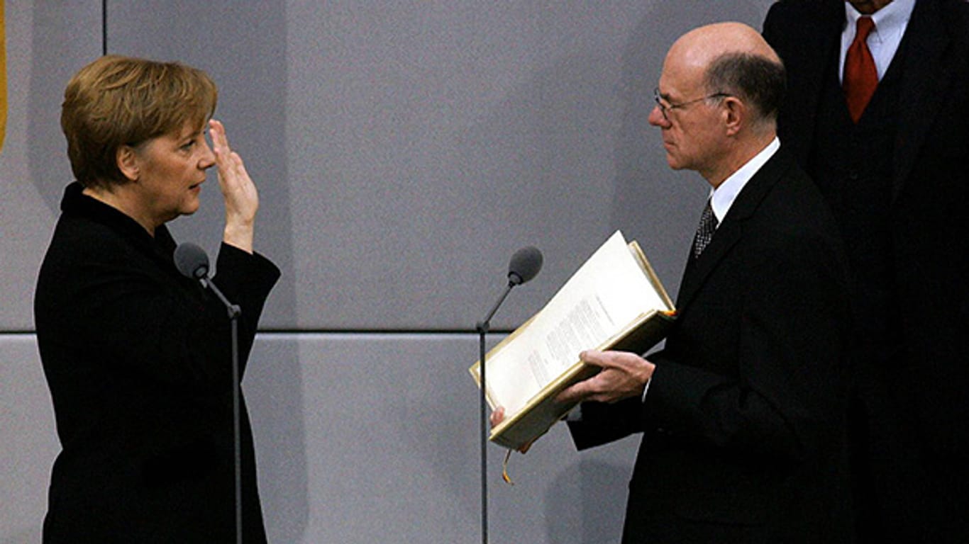 Endlich Kanzlerin: Bundestagspräsident Norbert Lammert nimmt Merkel am 22. November 2005 im Bundestag den Amtseid ab.