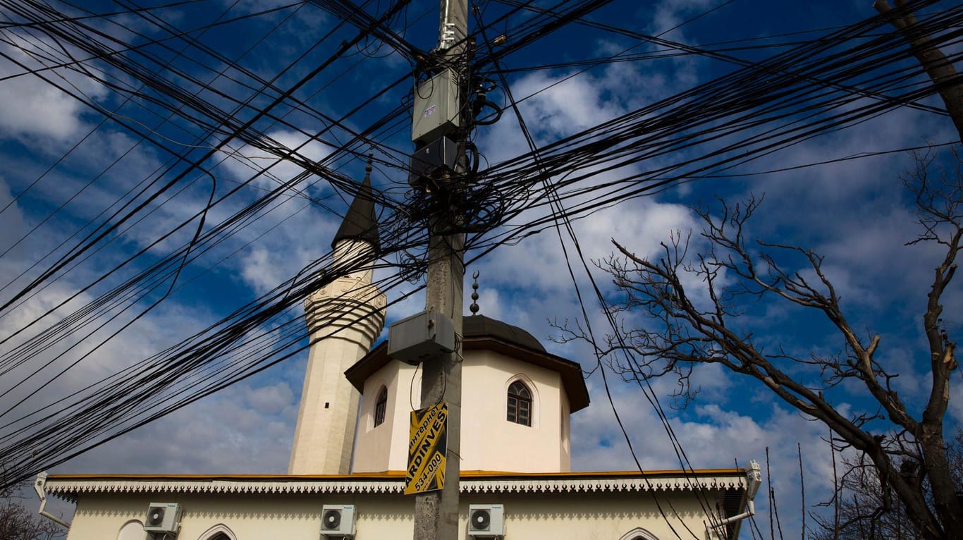 Die vier Hauptleitungen, die auch die Stadt Simferopol - hier mit der Kebir-Jami-Moschee mit Strom versorgen, sind gesprengt worden.