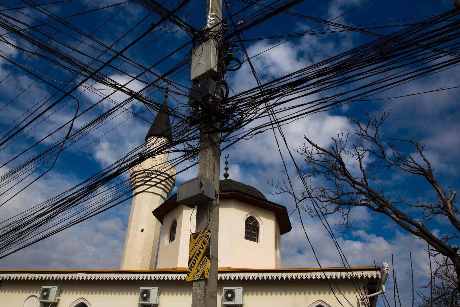 Die vier Hauptleitungen, die auch die Stadt Simferopol - hier mit der Kebir-Jami-Moschee mit Strom versorgen, sind gesprengt worden.