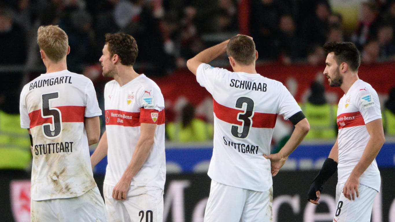 Die Profis den VfB Stuttgart sind nach Abpfiff der Partie gegen den FC Augsburg fassungslos.