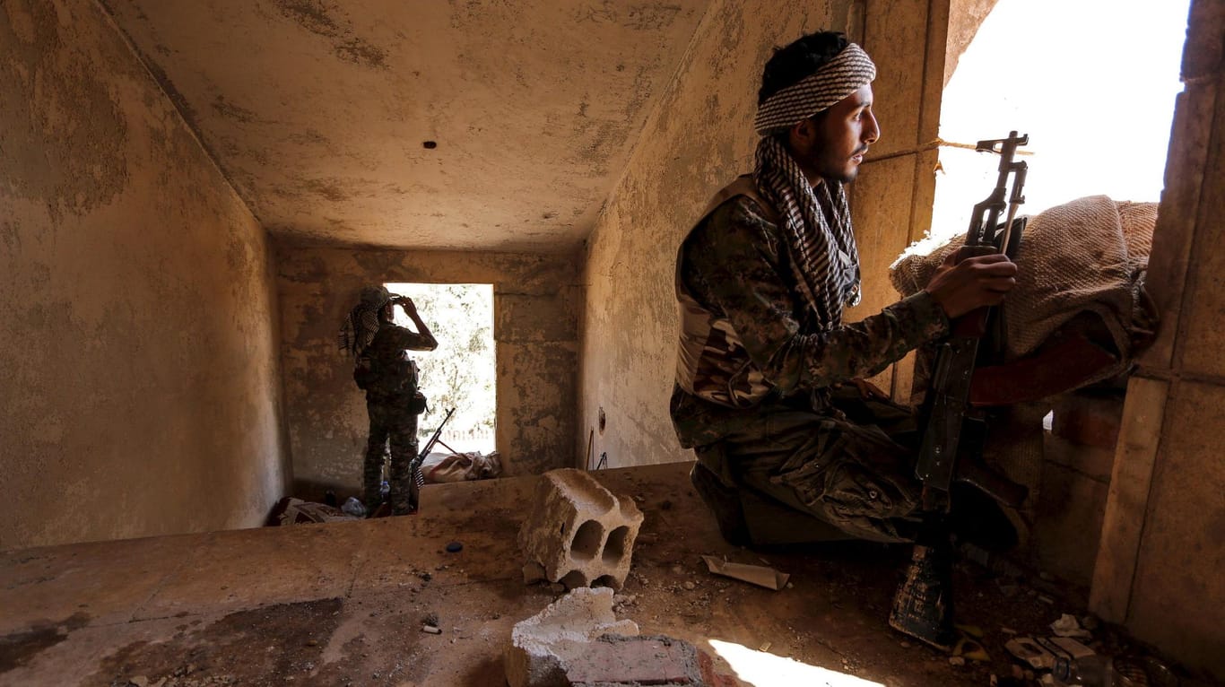 In Syrien tobt der Krieg an vielen Fronten: In Hasaka verfolgt ein Kämpfer der kurdischen Volksverteidigungseinheiten (YPG) die Bewegungen von IS-Anhängern.