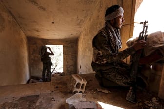In Syrien tobt der Krieg an vielen Fronten: In Hasaka verfolgt ein Kämpfer der kurdischen Volksverteidigungseinheiten (YPG) die Bewegungen von IS-Anhängern.