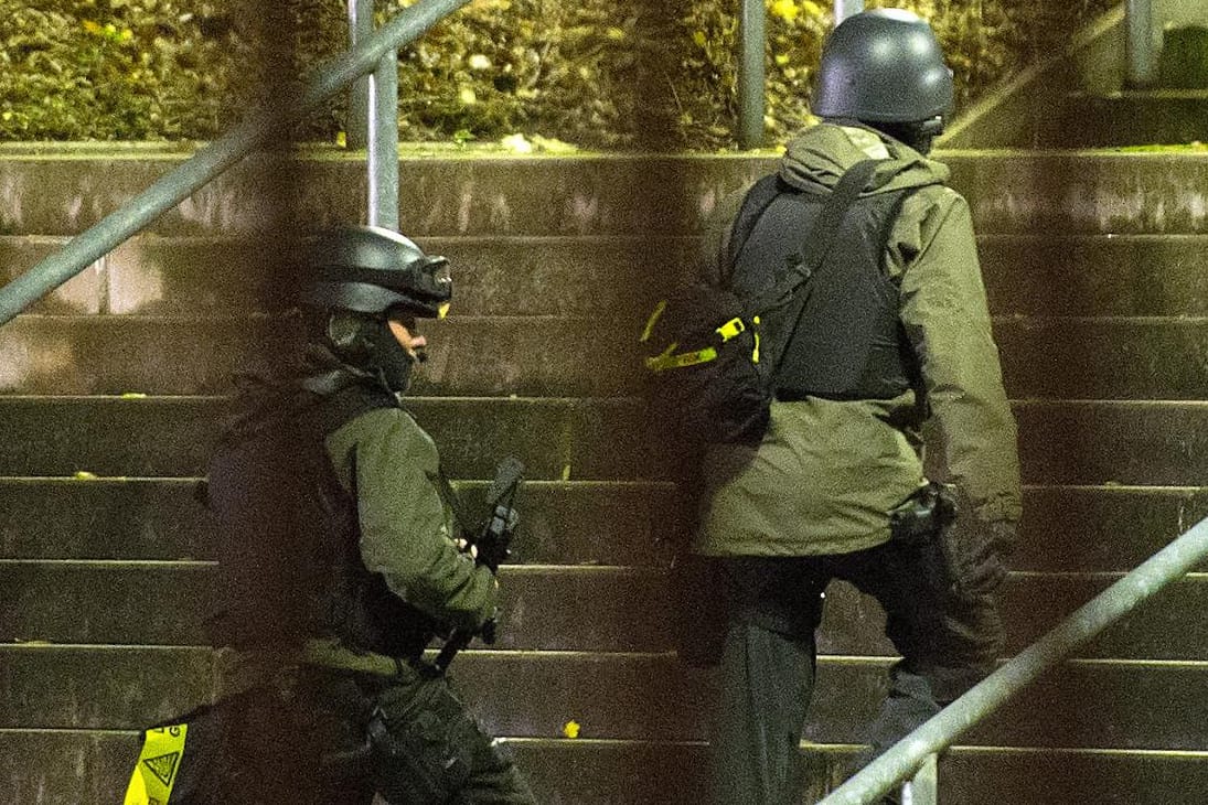 Polizisten untersuchen die HDI-Arena nach der Absage des Länderspiels zwischen Deutschland und den Niederlanden.