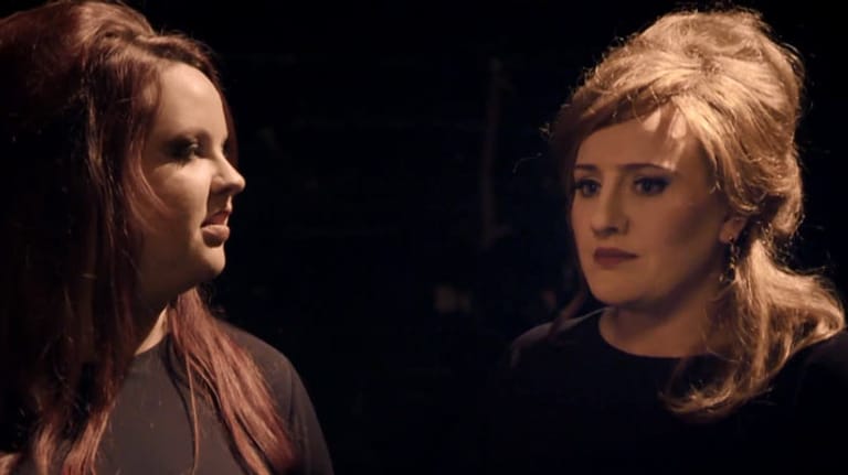 Adele (rechts) nahm undercover an einem Doppelgänger-Gesangswettbewerb teil.