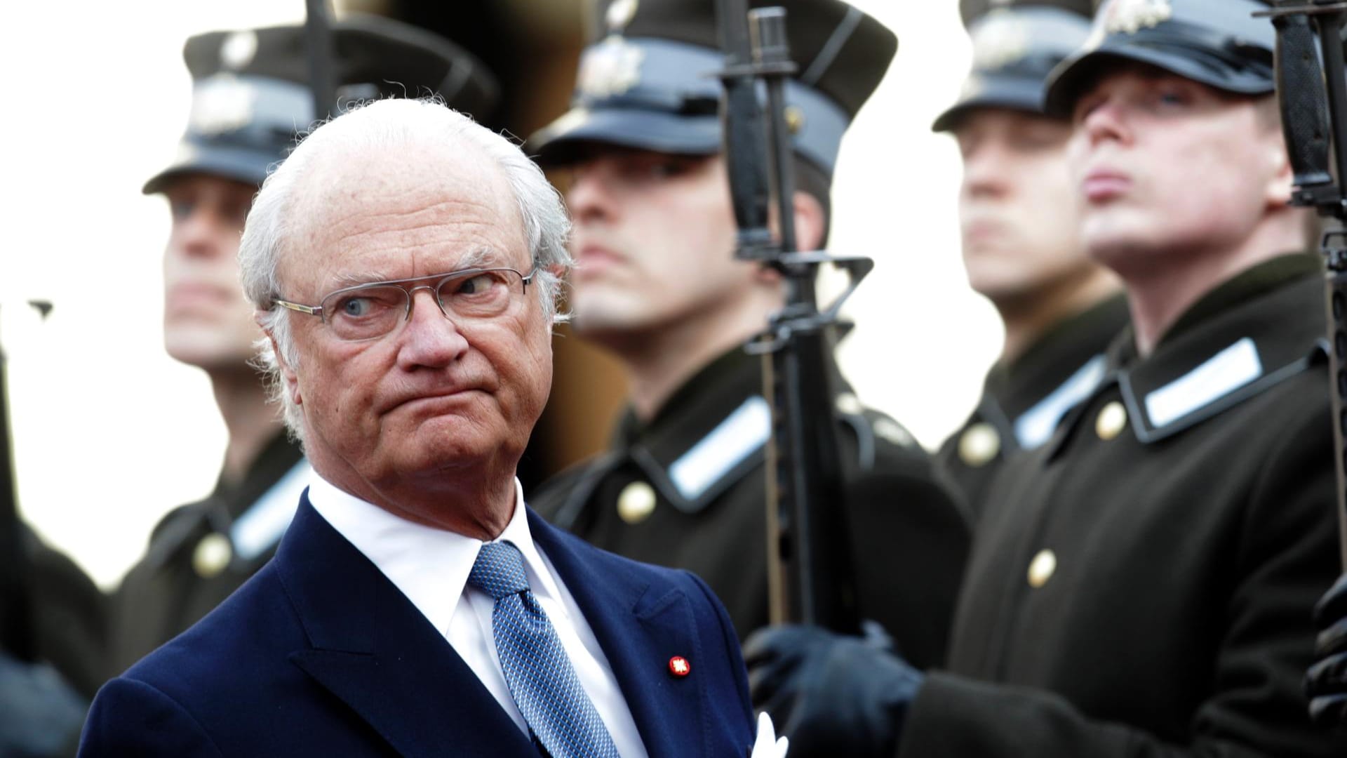 Lieber unter die Dusche als in die Badewanne: Schwedens König Carl XVI Gustaf.