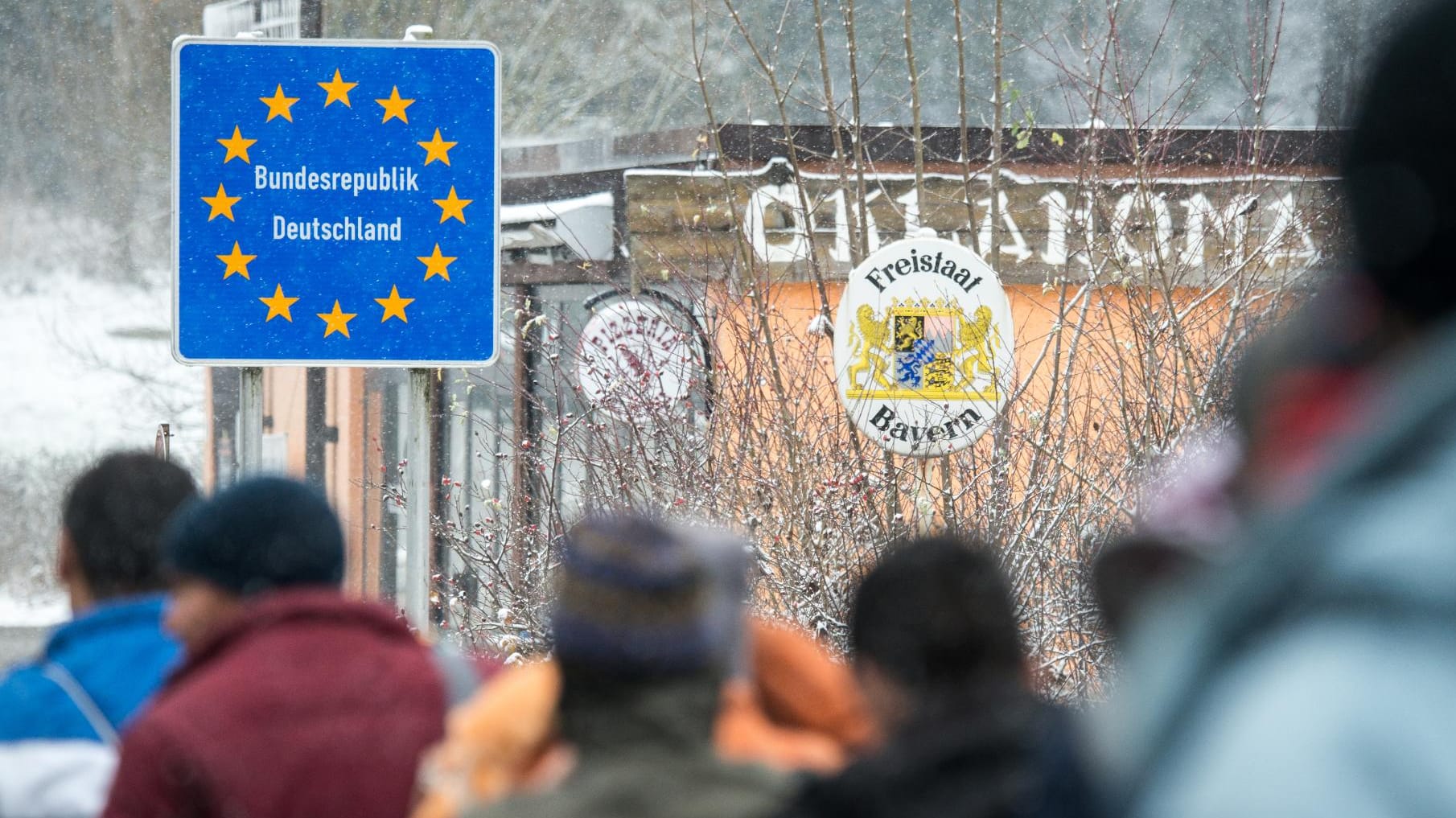 Flüchtlinge an der deutsch-österreichischen Grenze nahe Wegscheid in Bayern.