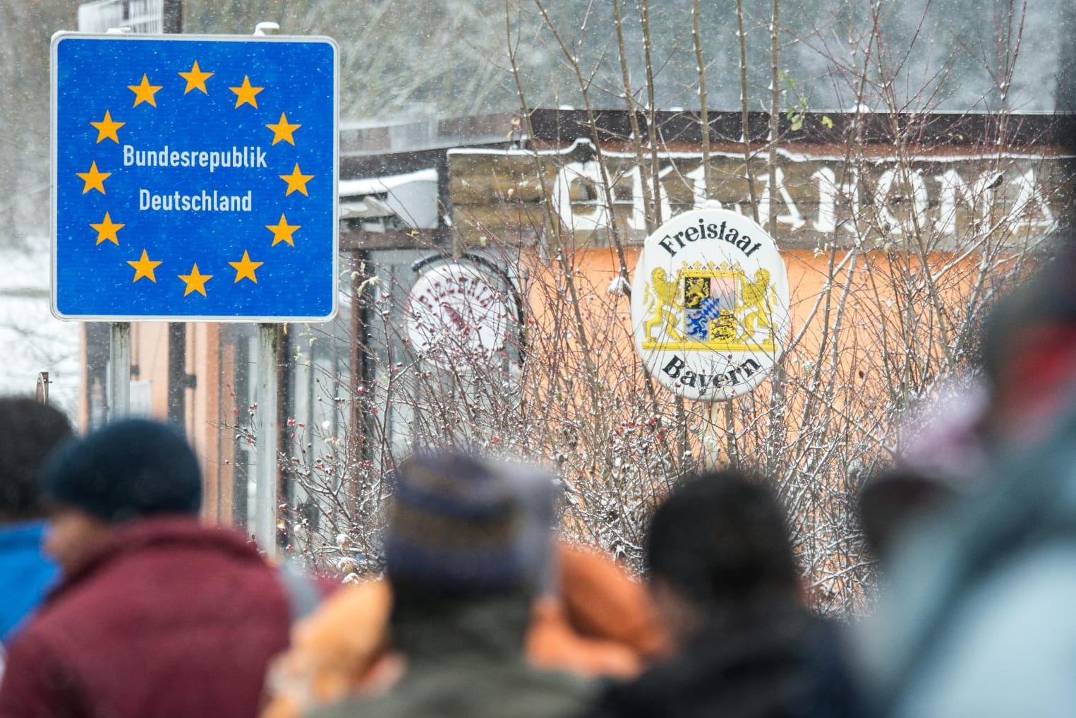 Flüchtlinge an der deutsch-österreichischen Grenze nahe Wegscheid in Bayern.