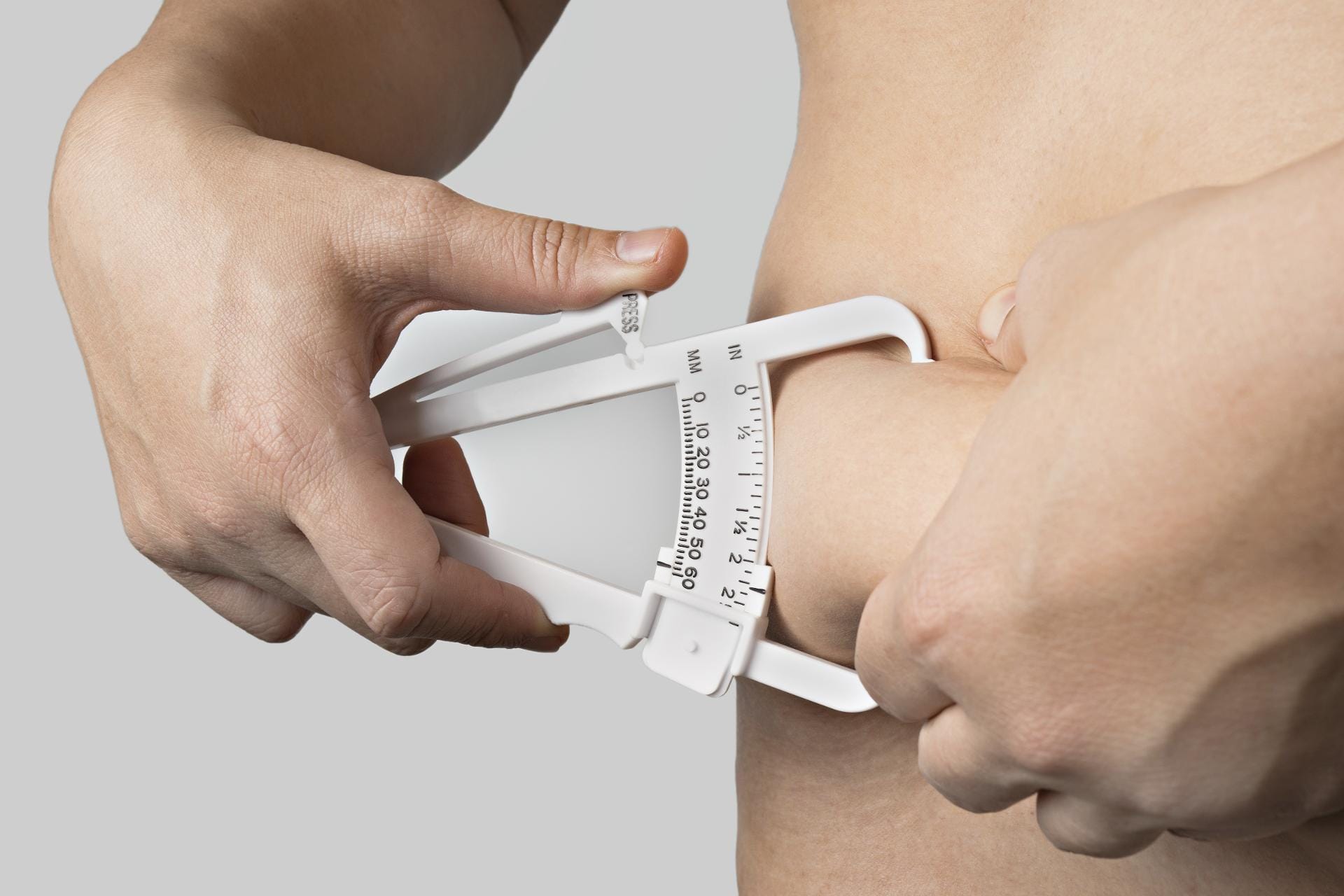 Bei vielen Männern setzt sich das Fett am Bauch an. Das ist ungesund, aber dafür leichter in den Griff zu kriegen.
