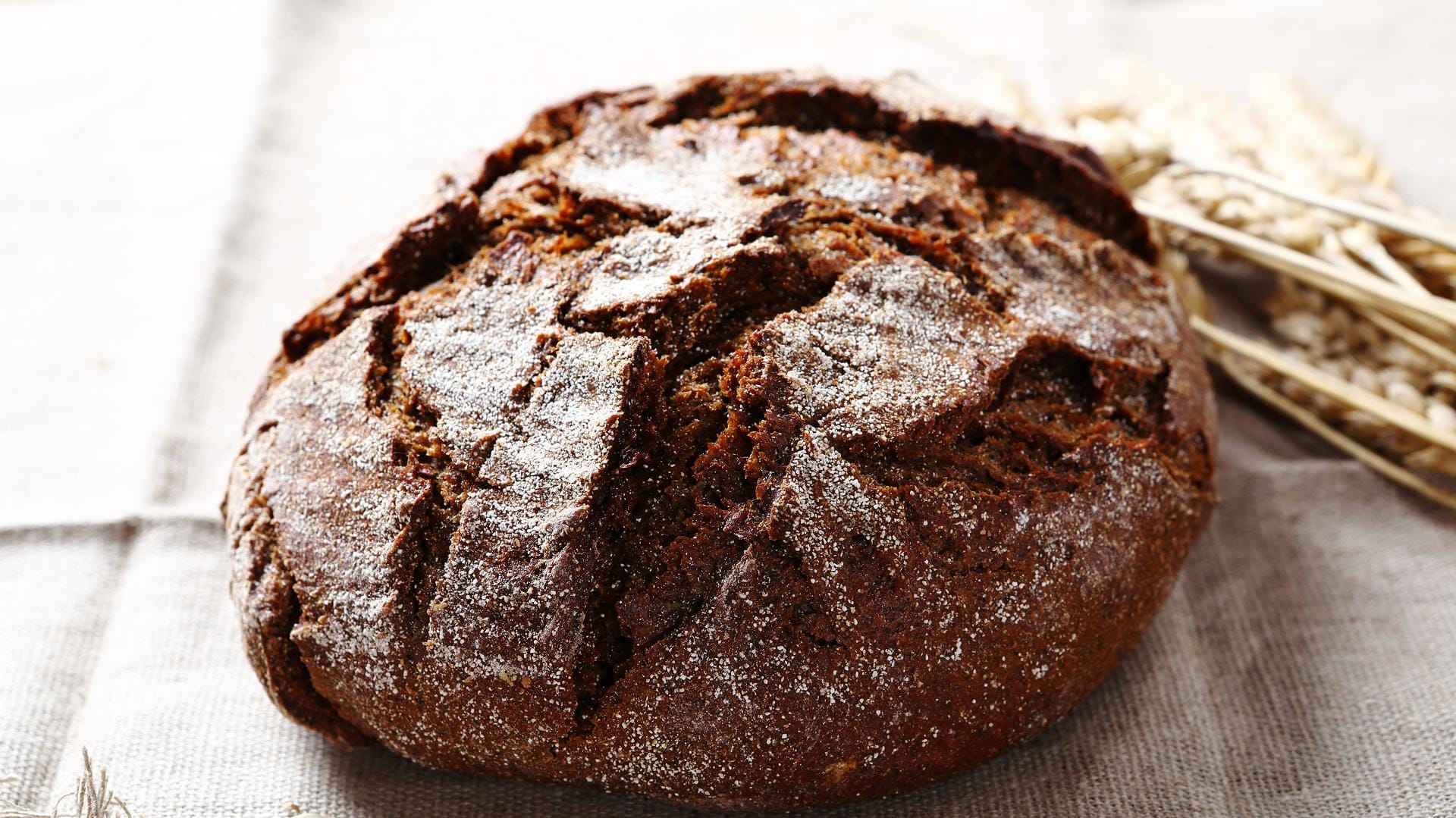 Ein Laib Weizenvollkornbrot ist schneller zubereitet als Roggenbrot.