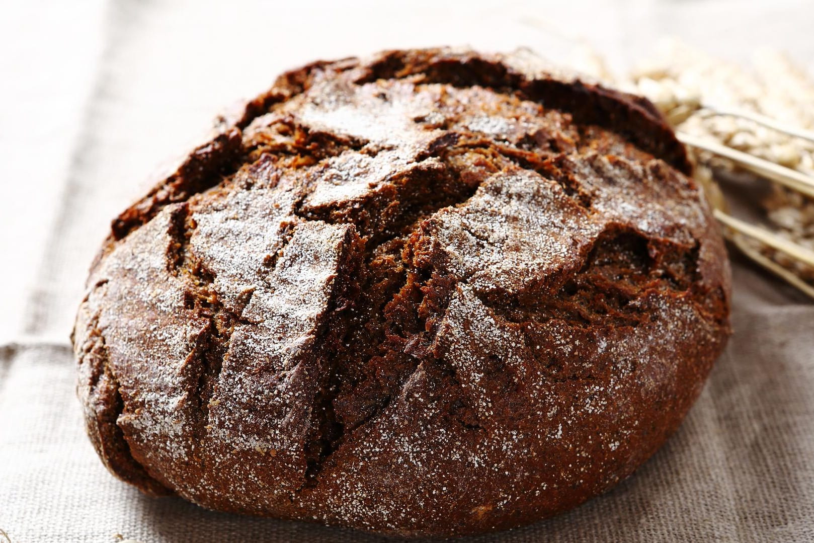 Ein Laib Weizenvollkornbrot ist schneller zubereitet als Roggenbrot.