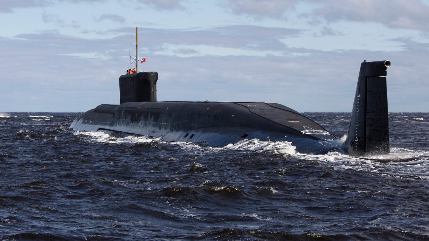 Ein russisches Atom-U-Boot im Weißen Meer vor Russland.