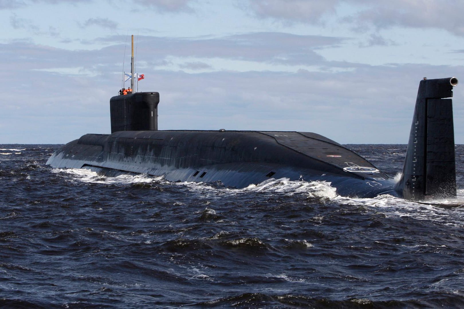 Ein russisches Atom-U-Boot im Weißen Meer vor Russland.