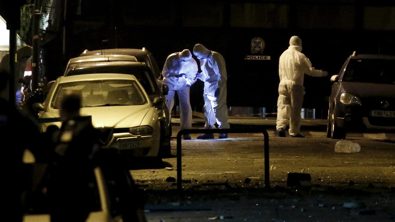 Sprengstoff-Experten untersuchen den Tatort nach dem Anschlag in Athen.
