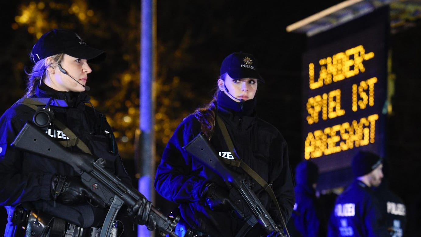 Terroralarm: Nach der Absage des Länderspiels in Hannover bekommen nicht alle Fans ihren kompletten Ticketpreis zurück. Terroralarm: Nach der Absage des Länderspiels in Hannover bekommen nicht alle Fans ihren kompletten Ticketpreis zurück.