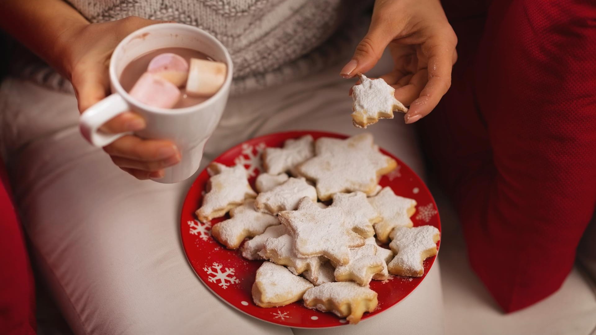 Die vielen Plätzchen zwischendurch tragen zu den lästigen Weihnachtskilos bei.