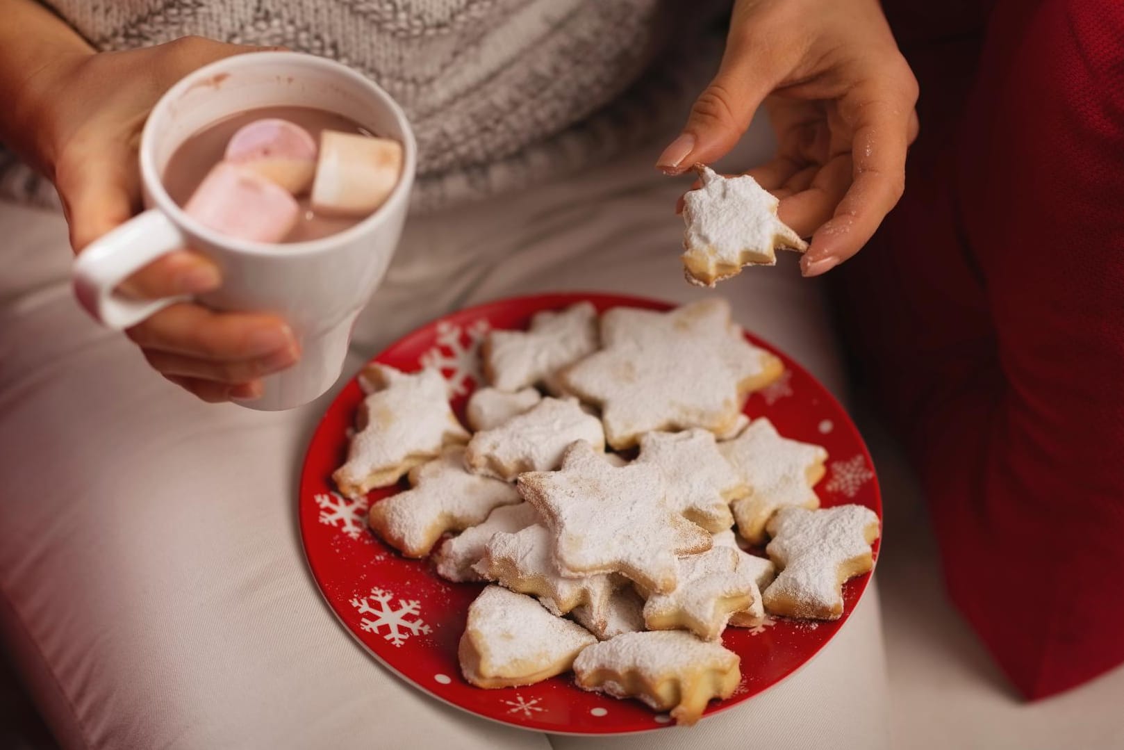 Die vielen Plätzchen zwischendurch tragen zu den lästigen Weihnachtskilos bei.