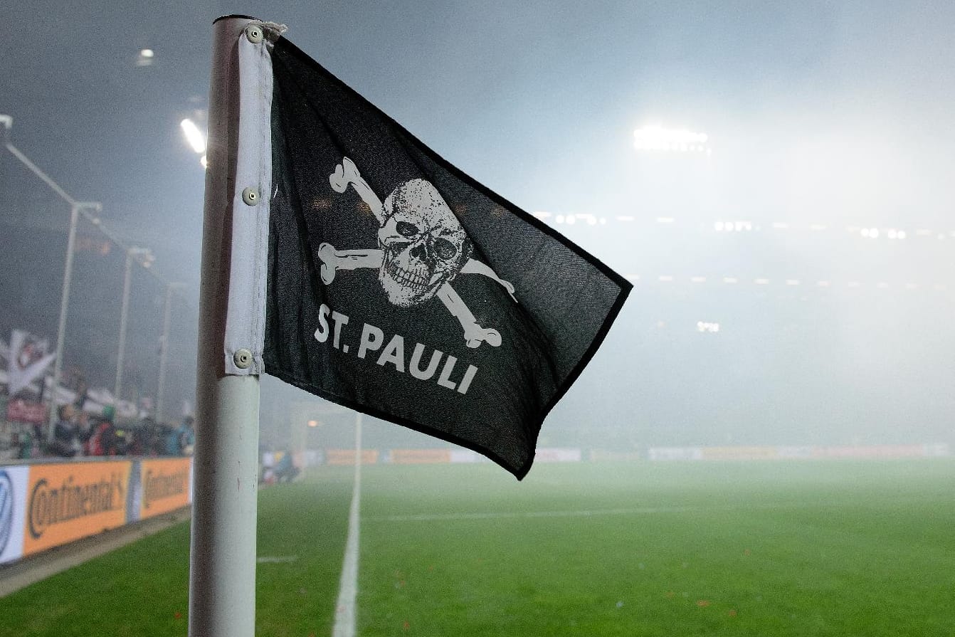 Im Zeichen der Totenkopf-Flagge: Der FC St. Pauli vermarktet sich ab kommenden Jahr wieder selbst.