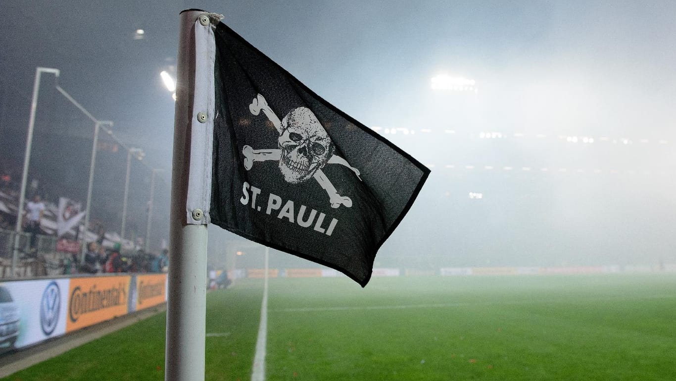 Im Zeichen der Totenkopf-Flagge: Der FC St. Pauli vermarktet sich ab kommenden Jahr wieder selbst.