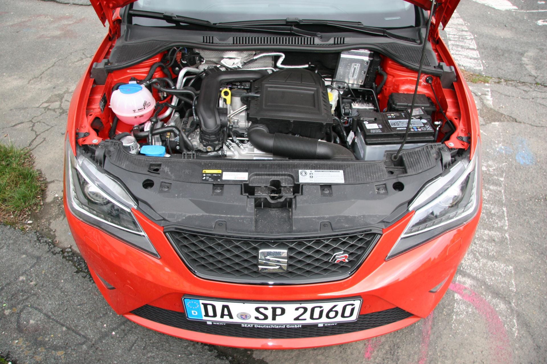 Der Dreizylinder-Benziner mit 110 PS Turbo-PS hat mit dem 1,1 Tonnen leichten Ibiza keine Probleme.