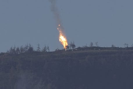 Das russische Kampfflugzeug ist nahe der türkischen Grenze auf syrischem Boden abgestürzt.