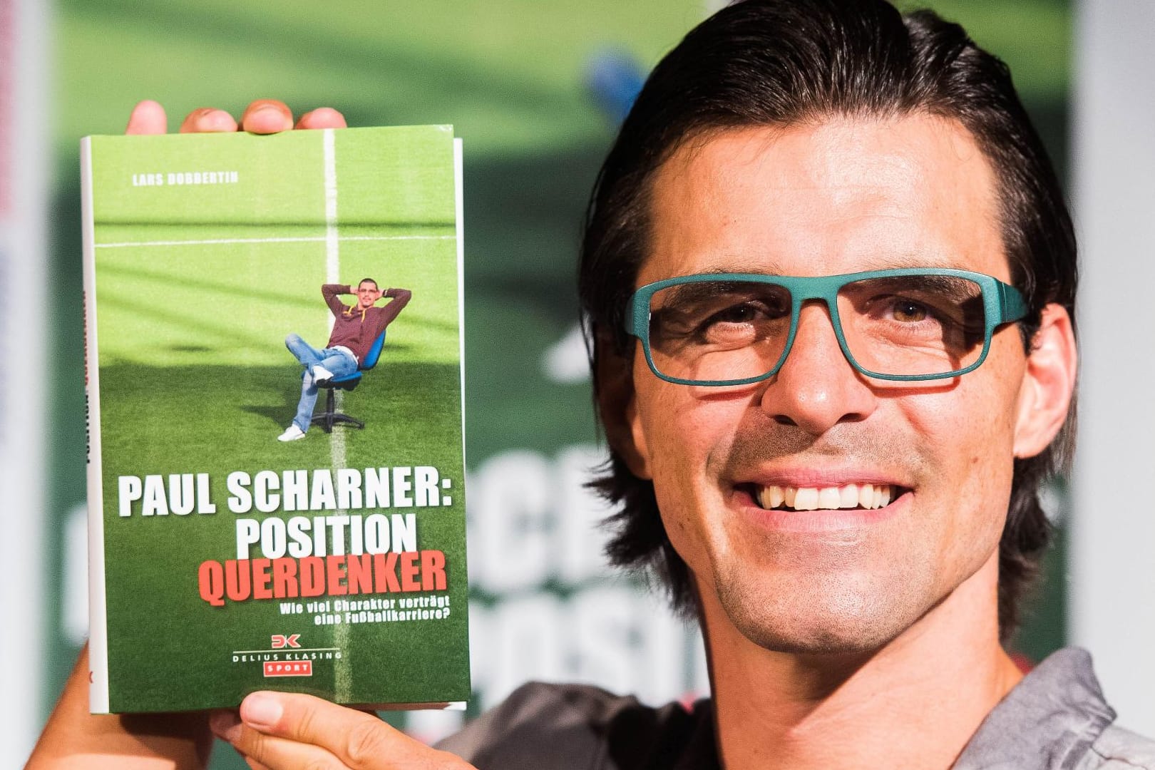 Ex-Fußballer Paul Scharner stellt seine Autobiografie vor.