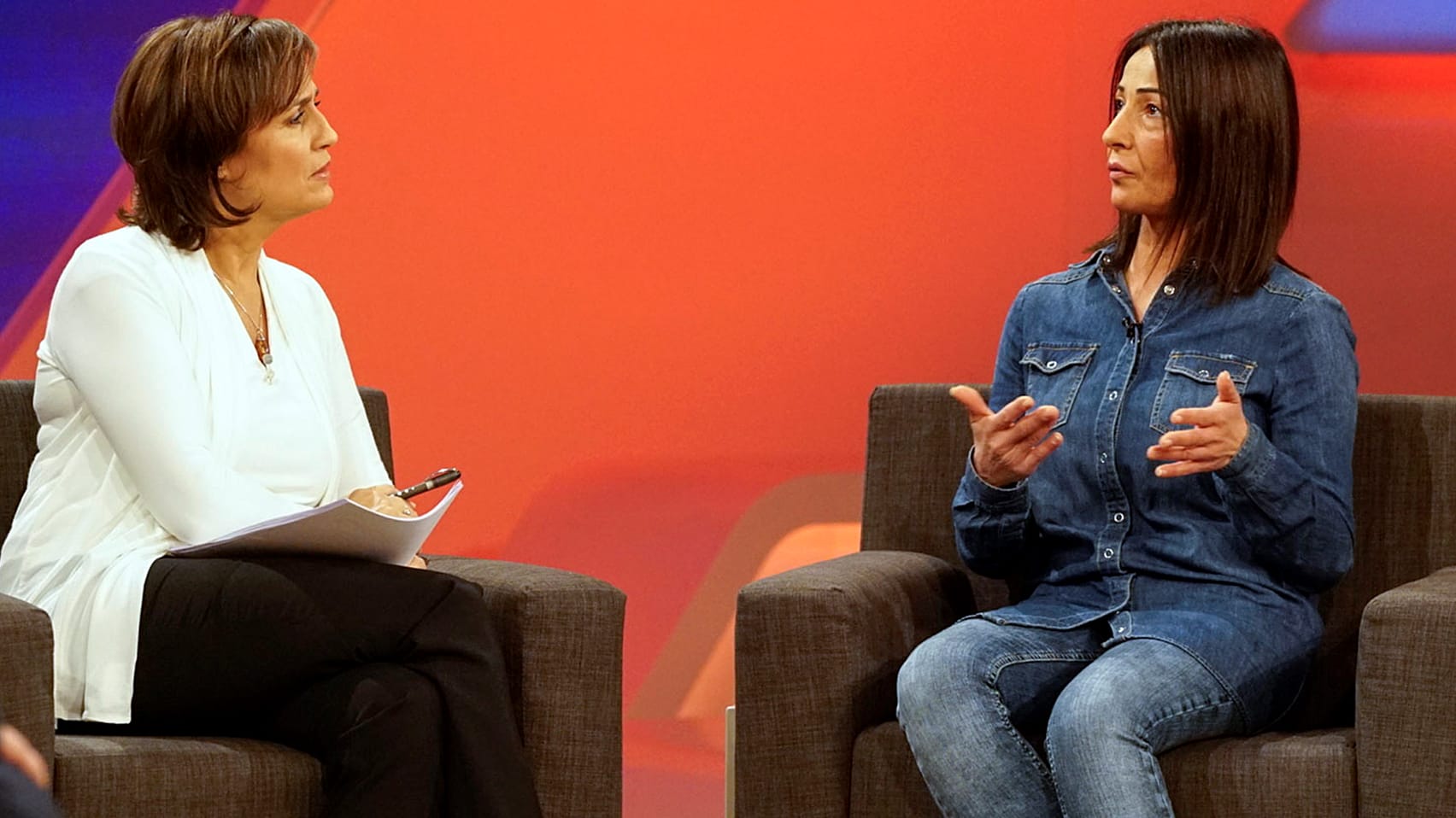 Filiz Celik (rechts) beschreibt in Sandra Maischbergs Show den Weg ihres Sohnes in den Dschihad.